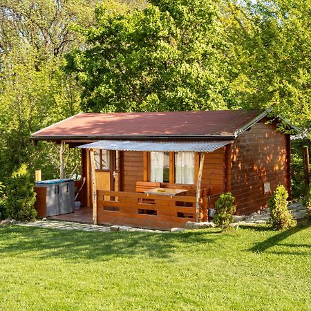 Вілла Cozy Wood Hut On The Farm Trebivlice Екстер'єр фото