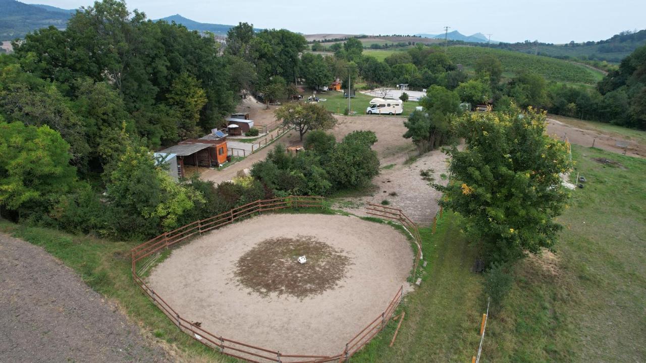 Вілла Cozy Wood Hut On The Farm Trebivlice Екстер'єр фото