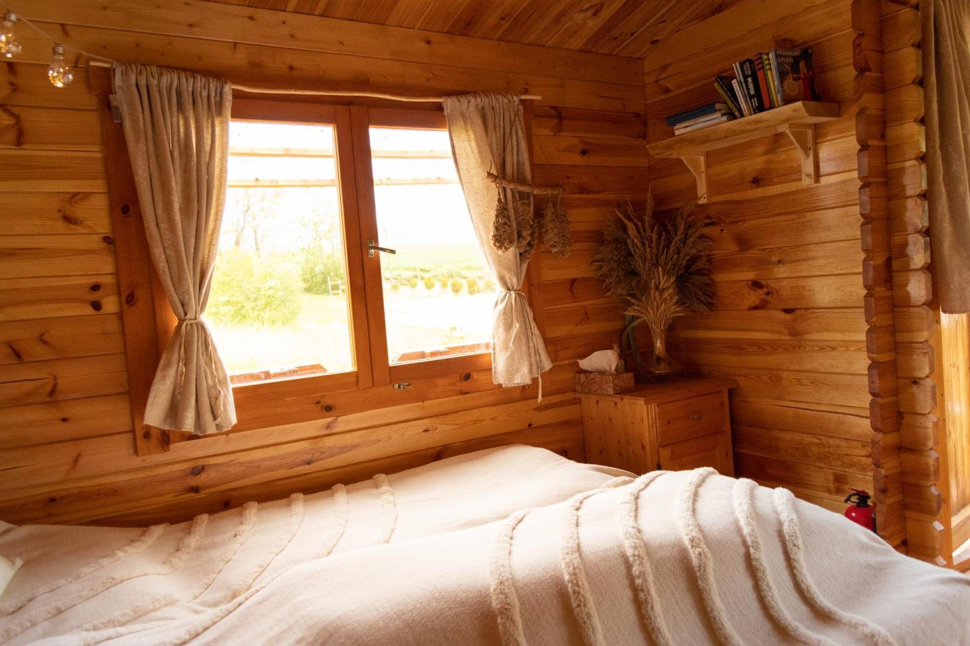 Вілла Cozy Wood Hut On The Farm Trebivlice Екстер'єр фото