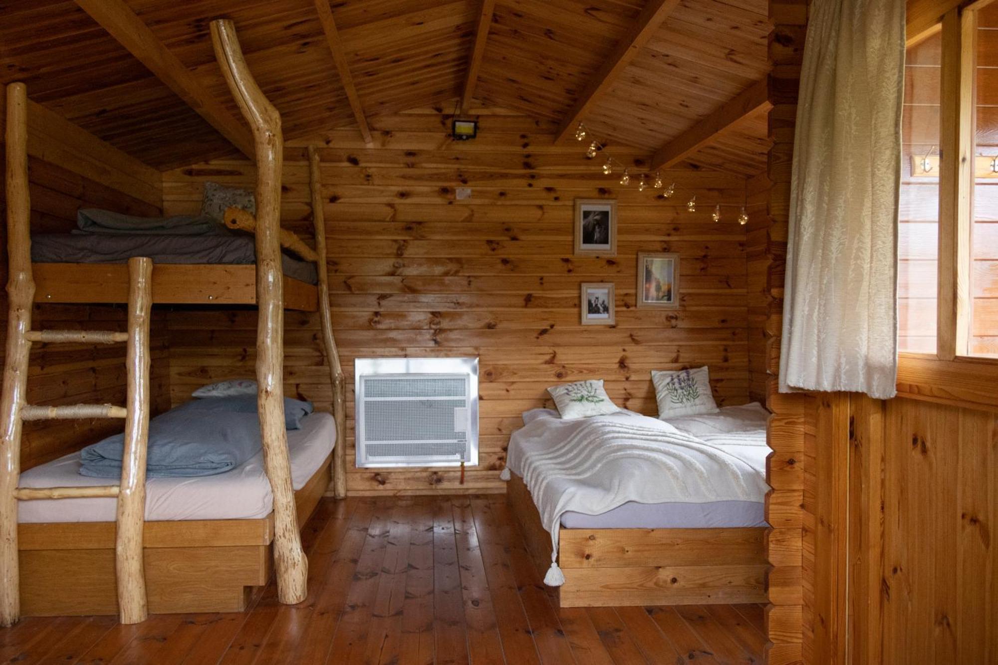 Вілла Cozy Wood Hut On The Farm Trebivlice Екстер'єр фото