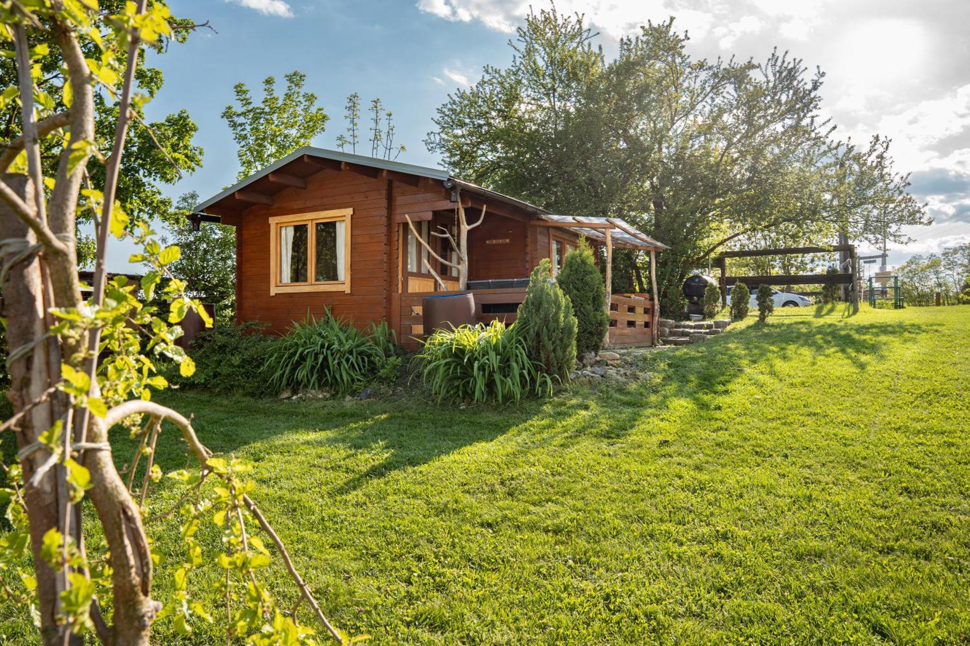 Вілла Cozy Wood Hut On The Farm Trebivlice Екстер'єр фото