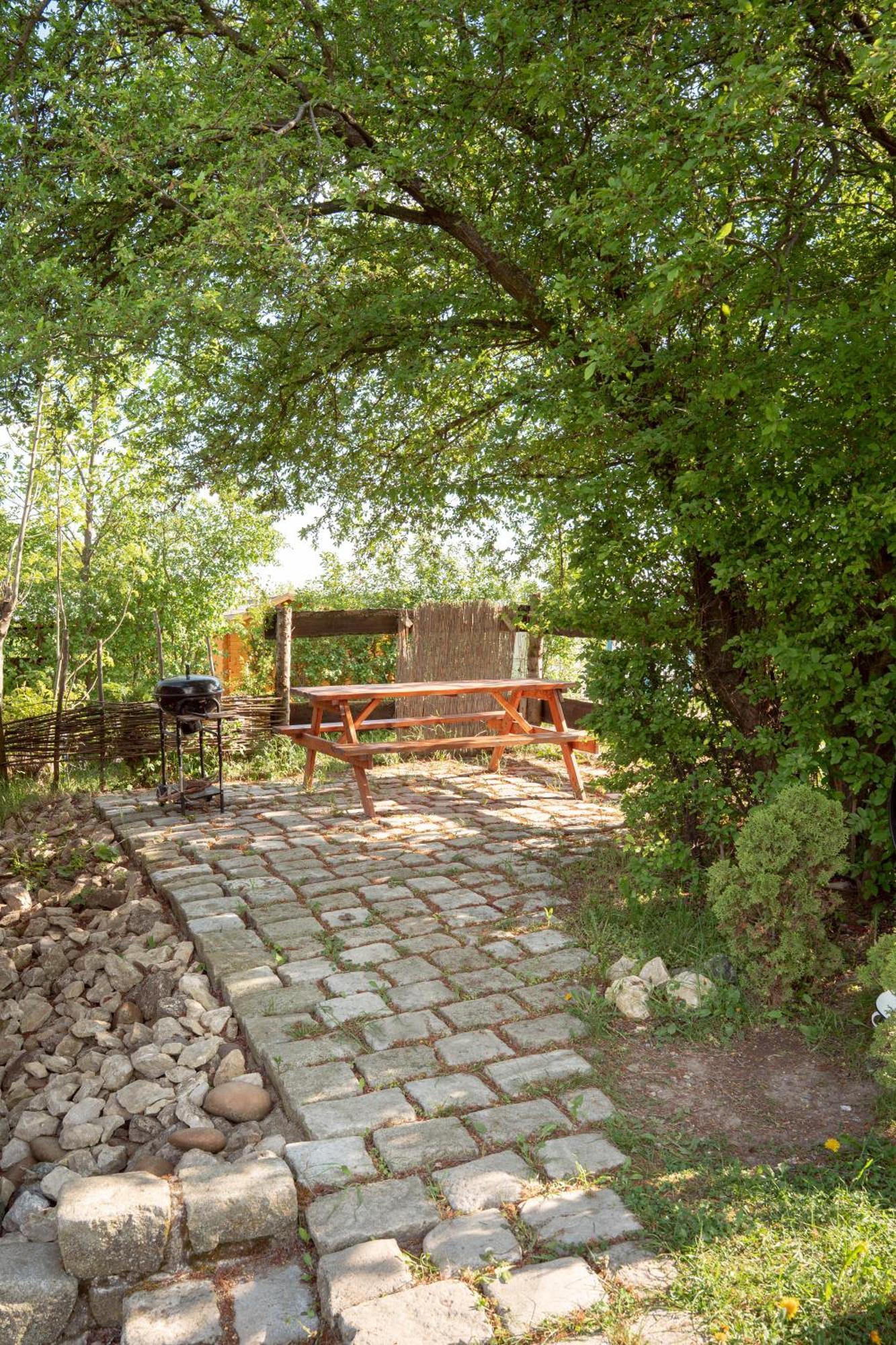Вілла Cozy Wood Hut On The Farm Trebivlice Екстер'єр фото